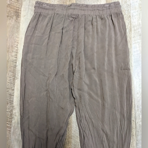 Body Central Tan Neutral Joggers with pockets - Picture 5 of 8